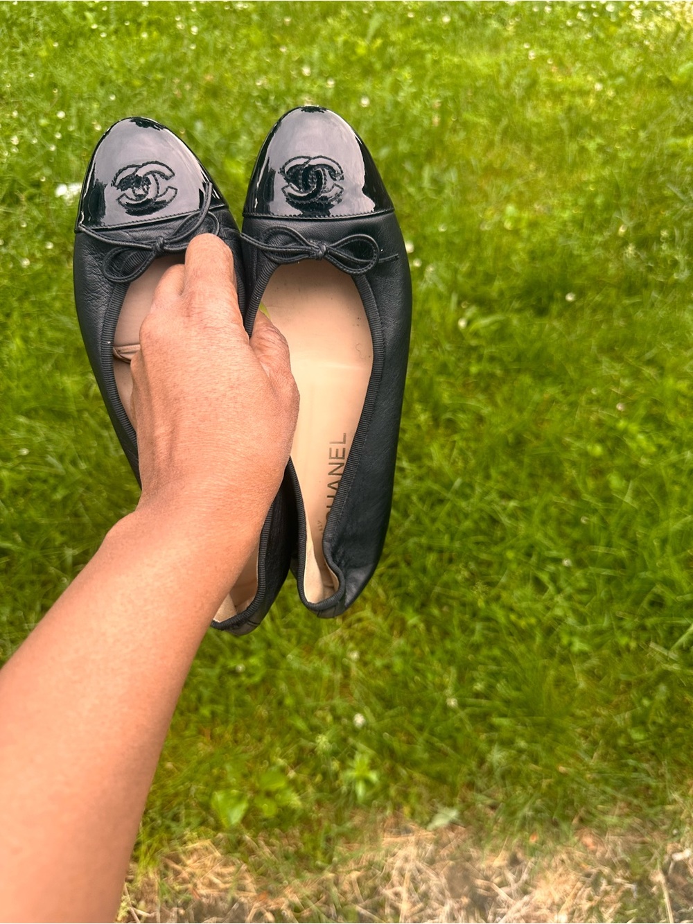 CHANEL Black Leather Ballet Flats with Patent Cap Toe and Bow - Picture 5 of 5